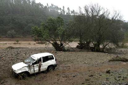 Vehículo en el que viajaban las dos mujeres que desaparecieron por el temporal en la Sierra de Aracena, en Huelva.