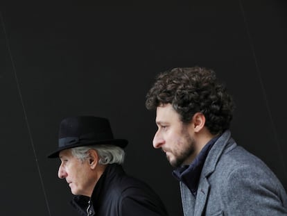 Jon Viar y su padre Iñaki, con sombrero, en la presentación de la película en la Seminci.