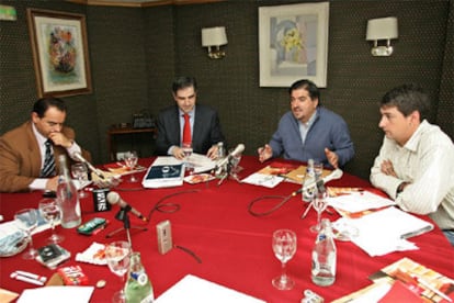 De izquierda a derecha, Balza, Barreda, Eguiguren y Matute, en un momento del debate.