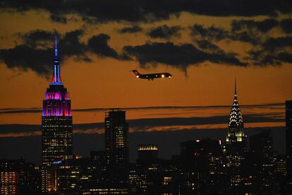 El icónico Empire State de Nueva York se tiñó de azulgrana, los colores del FC Barcelona, al caer la noche, como reconocimiento al Club y a su Fundación por su alianza con Unicef en el año de su décimo aniversario.