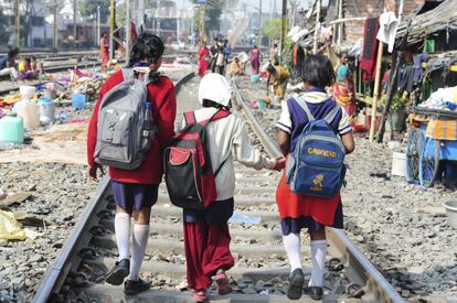 Barna Momdal y sus amigas, de 13 años, tienen que caminar cada mañana durante 40 minutos entre las vías del tren para ir a la escuela en Chetla (India).