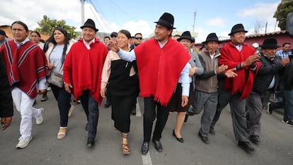 Leonidas Iza camina entre simpatizantes a su llegada a un puesto de votación durante las elecciones, el 9 de febrero en Toacazo, Ecuador.