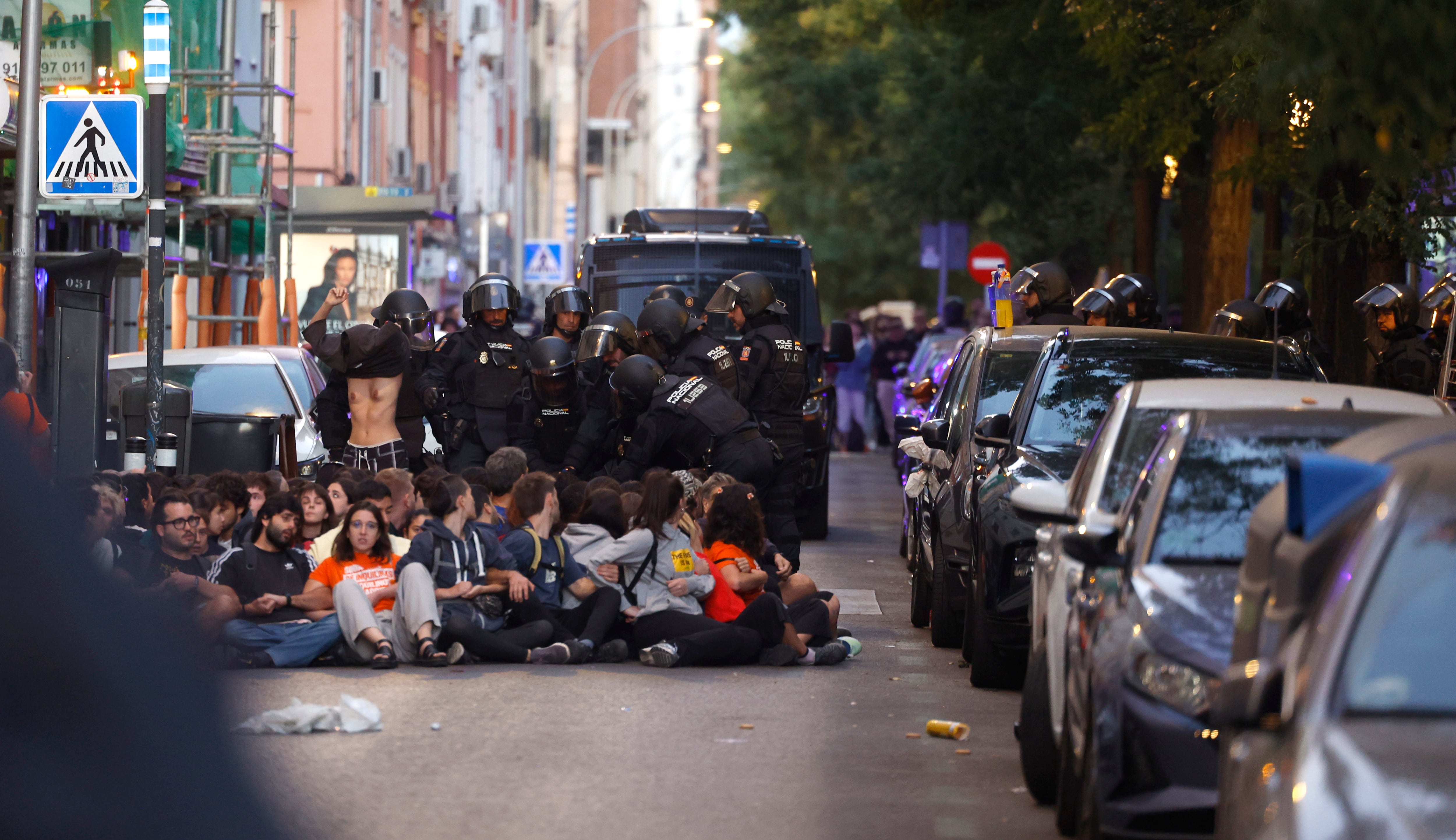 Un grupo de manifestantes bloque la calle Alcalde Sainz de Baranda de Madrid para impedir el desahucio de Maricarmen.