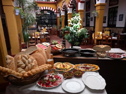 Elaboración de migas en el restaurante Sociedad de Plateros María Auxiliadora.