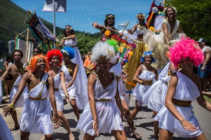 Foliãs no desfile de temática olímpica no Rio.