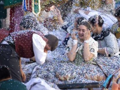 Lluvia de confeti sobre una de las carrozas del desfile de la Magdalena.