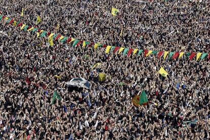 Kurdos celebran el Año Nuevo Persa en Diyarbakir (Turquía). La petición de paz y desarme hecha por el líder del grupo armado Partido de los Trabajadores del Kurdistán (PKK), Abdullah Öcalan, llega tras dos años marcados por una actividad guerrillera constante y sangrienta, y sin haber perdido su prestigio entre la población kurda.