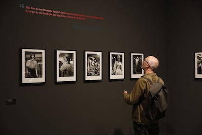 Uno de los asistentes a la inauguración de la exposición 'Poética del gesto, política del documento' que exhibe fotografías inéditas de Barbara Brändli en CentroCentro.