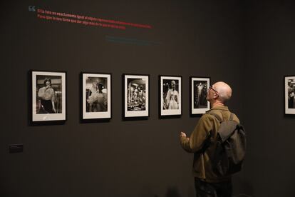 Uno de los asistentes a la inauguración de la exposición 'Poética del gesto, política del documento' que exhibe fotografías inéditas de Barbara Brändli en CentroCentro.