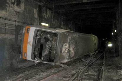 Uno de los vagones del accidente de metro de Valencia, volcado sobre las vías retorcidas.