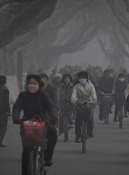 Ciclistas en la contaminada Nanjing.