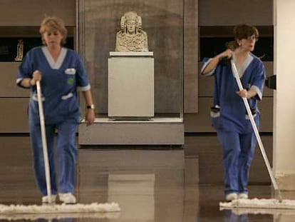 Dos trabajadoras limpian la sala de Arte Ibérico del Museo Arqueológico Nacional, cuya pieza estrella es la Dama de Elche, qeu se ve al fondo.