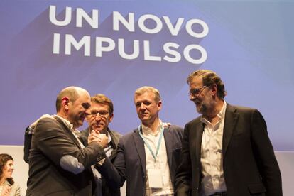 Louzán felicita a Rueda, segundo por la derecha, en presencia de Feijóo y Rajoy.