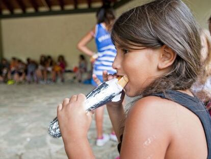 Una niña almuerza en una de las colonias subvencionadas por la Fundación Pere Tarrés.