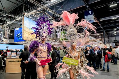 Entre las novedades de este 2023 está el lanzamiento de la sección Fitur Sports, dedicada al turismo deportivo, que se suma a otras nueve áreas especializadas entre las que están el turismo LGTBI, la tecnología, el cine, los viajes Mice (los viajes por trabajo), el turismo inclusivo, los idiomas o los cruceros. A estos contenidos se suman las actividades del Observatorio de sostenibilidad Fitur Next, centradas en esta edición en el reto '¿Cómo puede el turismo contribuir a la regeneración del medio natural?'. Tiene una programación sobre turismo regenerativo y premios a las mejores prácticas desarrolladas en este sentido, que este año destacan las iniciativas de Plogging Tour, el Grupo Iberostar y Green Pepper Travel. En la foto, 'drag queens' en el espacio de Gran Canaria en la feria.