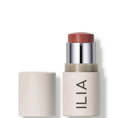 El Multi-Stick de Ilia es uno de esos productos que es necesario llevar en el bolso. Da color no solo a mejillas, también a ojos y labios, y nutre la piel gracias a la vitamina E y la manteca de karité que incorpora.

37€