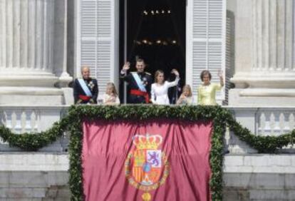 La Familia Real saluda desde el balcón del Palacio Real.
