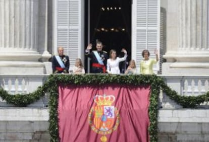 La Familia Real saluda desde el balcón del Palacio Real.