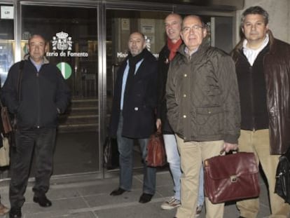 Representantes de los trabajadores de RENFE, a la salida del Ministerio.