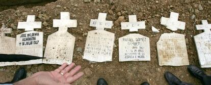 Foto de archivo de los trabajos de excavación en el cementerio de San Rafael (Málaga).