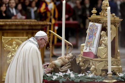 Papa Francisco beija a estátua do menino Jesus durante a missa de Ano Novo na Basílica São Pedro, no Vaticano.