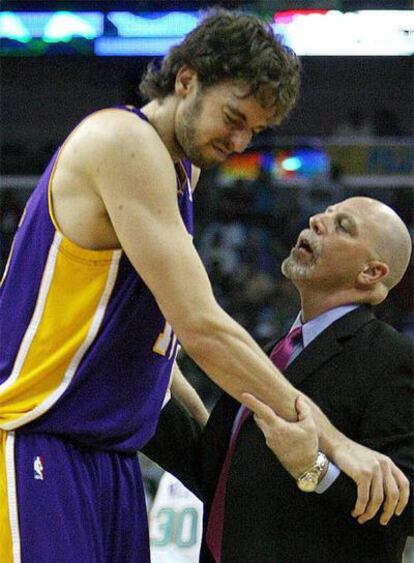 Gasol es atendido por Gary Vitti, fisioterapeuta de los Lakers.