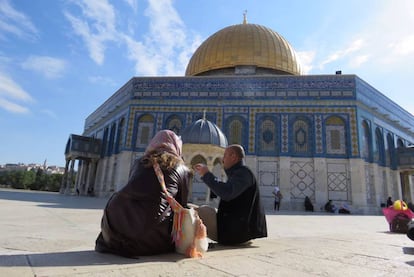 Mohammed Abu Aysheh explica a una mujer la arquitectura del Domo de la Roca, en la Explanada de las Mezquitas de Jerusalén.