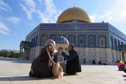 Mohammed Abu Aysheh explica a una mujer la arquitectura del Domo de la Roca, en la Explanada de las Mezquitas de Jerusal&eacute;n. 