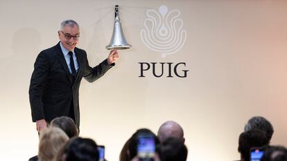 Marc Puig, presidente de la compañía, toca la campana para el inicio de la cotización de Puig en la Bolsa de Barcelona, el pasado 3 de mayo.