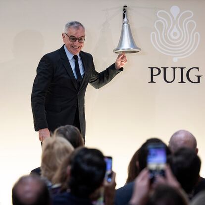 Marc Puig, presidente de la compañía, toca la campana para el inicio de la cotización de Puig en la Bolsa de Barcelona, el pasado 3 de mayo.