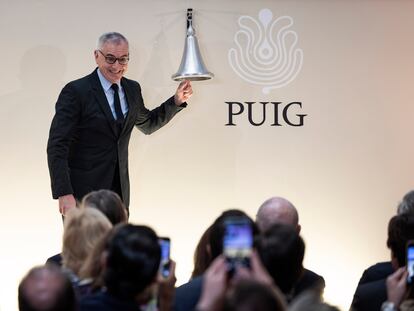 El presidente ejecutivo de Puig, Marc Puig, hace el toque de campana en la Bolsa de Barcelona.