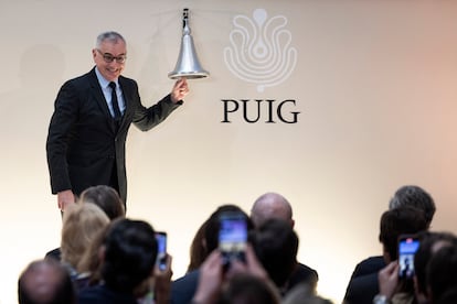 Marc Puig, presidente de la compañía, toca la campana para el inicio de la cotización de Puig en la Bolsa de Barcelona, el pasado 3 de mayo.