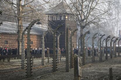 Los asistentes a las conmemoraciones llegan a Auschwitz.