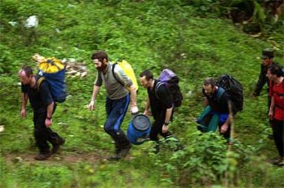 Los militares británicos,  tras ser  rescatados el jueves de la cueva de San Miguel de Zinacapan.