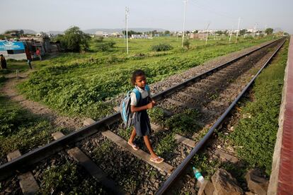 Sakshi Garud, de nueve años, cruza las vías del tren en la estación de Mukundwadi de camino a la escuela. "Esta es mi rutina diaria", dice Garud. Sus estrechas chabolas están a solo 200 metros de la estación de tren. "Después de volver de la escuela, no tengo tiempo para jugar. Primero necesito ir a por agua".