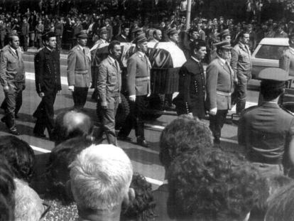 El féretro con los restos mortales de Tito, escoltado por soldados, mineros y trabajadores de la metalurgia, durante el funeral de Estado, en Belgrado en 1980.