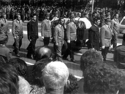 El f&eacute;retro que contiene los restos mortales del presidente de Yugoslavia, Josip Broz Tito, escoltado por soldados, mineros y metal&uacute;rgicos, pasa por una calle de Belgrado durante el funeral de estado, en 1980