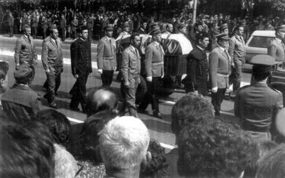 El f&eacute;retro que contiene los restos mortales del presidente de Yugoslavia, Josip Broz Tito, escoltado por soldados, mineros y metal&uacute;rgicos, pasa por una calle de Belgrado durante el funeral de estado, en 1980