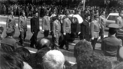 El f&eacute;retro que contiene los restos mortales del presidente de Yugoslavia, Josip Broz Tito, escoltado por soldados, mineros y metal&uacute;rgicos, pasa por una calle de Belgrado durante el funeral de estado, en 1980