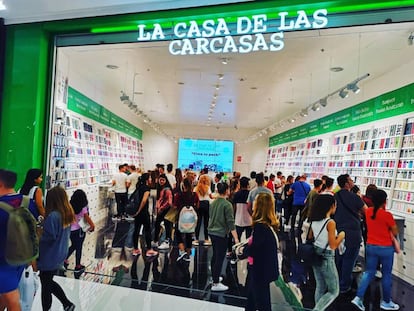 Decenas de personas en una de las tiendas de la Casa de las Carcasas, en Madrid.