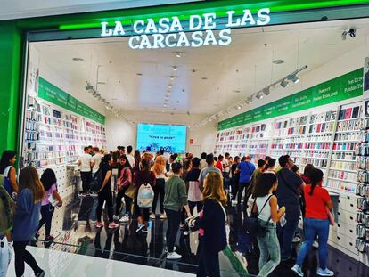 Tienda de La Casa de las Carcasas dentro de un centro comercial.