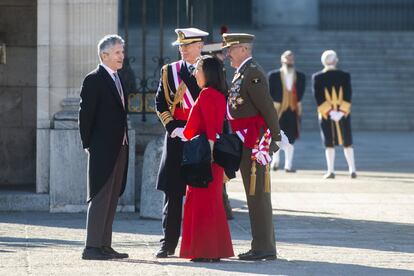 El Rey ha aprovechado hoy la tradicional celebración de la Pascua Militar en el Palacio Real para destacar el papel clave que han tenido las Fuerzas Armadas en la consolidación del sistema democrático en España. En la imagen, la ministra de Defensa Margarita Robles, y el ministro del Interior Fernando Grande Marlaska, antes de la celebración de la Pascua Militar.