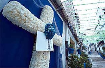 Una <b></b><i>creu de maig</i> en el barrio alicantino de la Santa Cruz.