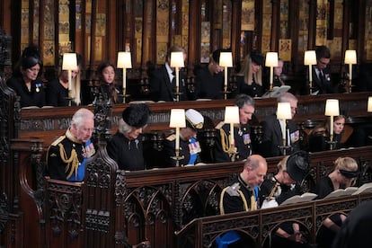 Miembros de la familia real siguen la ceremonia religiosa en el interior de la capilla de San Jorge, en el castillo de Windsor.