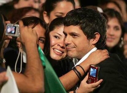 Alejando Sanz, con una admiradora a la entrada de la gala.