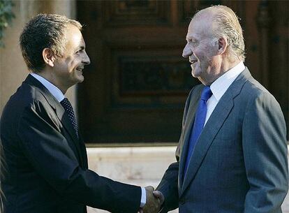 El Rey Juan Carlos y el presidente del Gobierno, José Luis Rodríguez Zapatero, poco antes de comenzar su reunión en el Palacio de Marivent de Palma