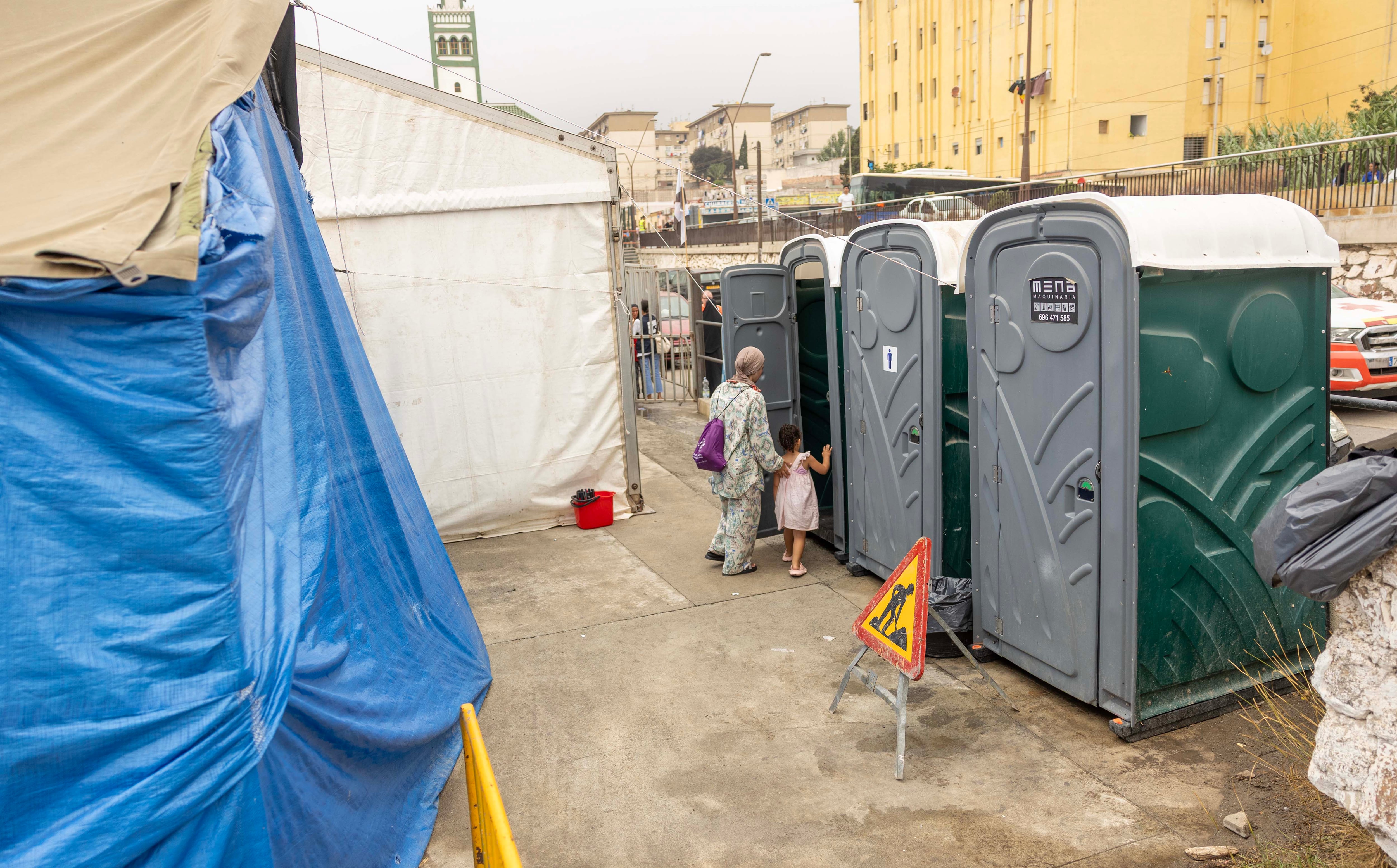 Urinarios portátiles en el centro de acogida de migrantes.
