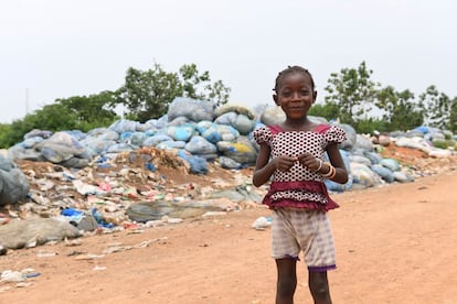 Para ayudar a proporcionar a los niños un entorno de juego seguro y prevenir la propagación de enfermedades, Unicef se asoció con Conceptos Plásticos, una empresa colombiana que produce materiales de construcción con plásticos reciclables, para ayudar a limpiar comunidades y construir escuelas y casas.