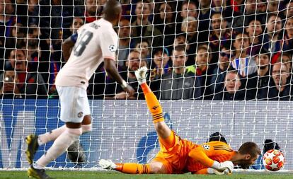 De Gea encaja el segundo gol del Barcelona, obra de Leo Messi. 