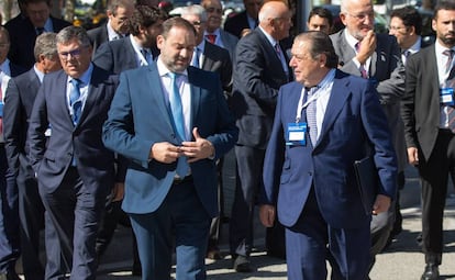 El ministro de Fomento, José Luis Ábalos, junto al presidente de la Asociación Valenciana de Empresarios, Vicente Boluda, ayer en Barcelona.